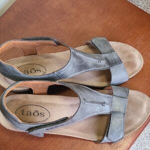 Taos Footwear Women's Charcoal Sandals